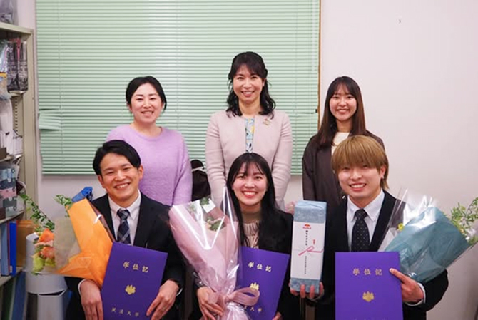 2025年度筑波大学大学院学位記授与式後に大学院修了生を囲んで研究室での集合写真