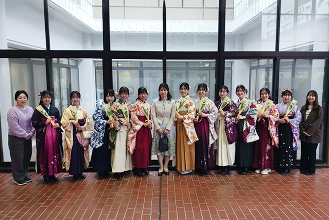 2025年度筑波大学医学群学位記授与式後に当研究室卒論生と大学院TAの集合写真